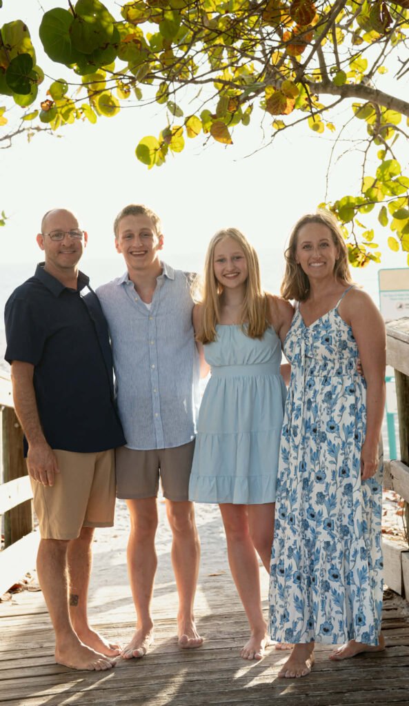 a image of a family of 4 mom dad son daugher.